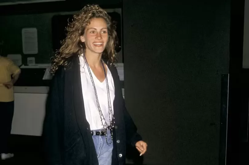 Os jeans retos dos anos 90 estão de volta e são usados com sapatos baixos