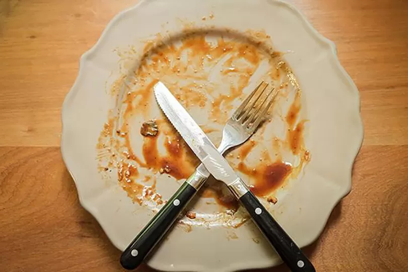 O que significa deixar os talheres em formato de X depois de comer?