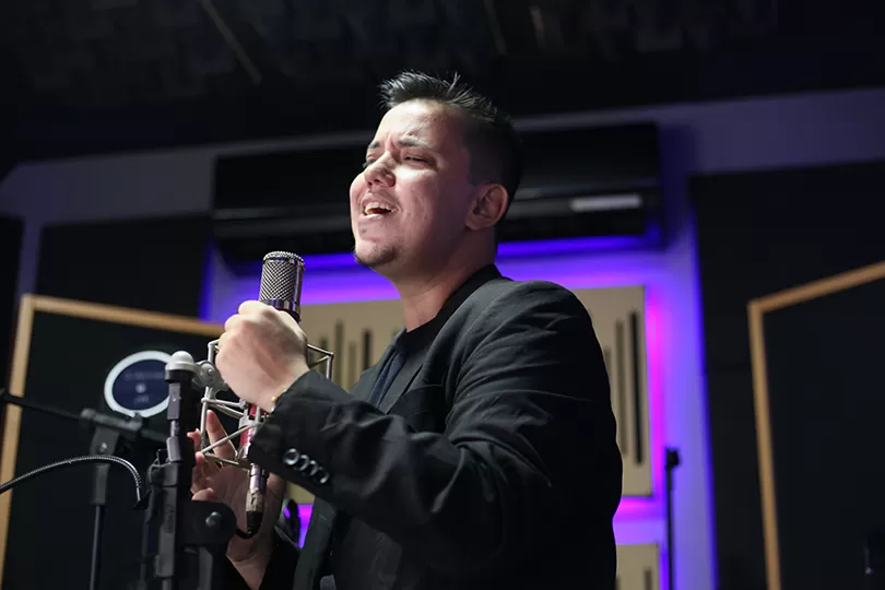 Mayur Salvatore faz sua estreia musical, trazendo nova alma à música romântica brasileira