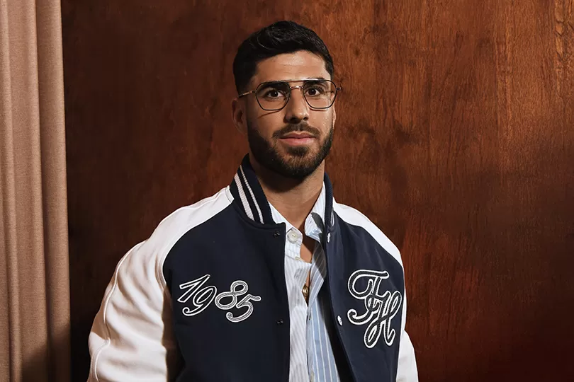 Em Paris, Tommy Hilfiger recebe o jogador de futebol Marco Asensio para celebrar a campanha de óculos primavera 2025