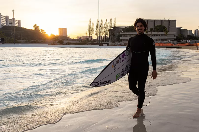 Após quatro meses longe das ondas, Gabriel Medina testa a maior piscina da Wavegarden do mundo em São Paulo